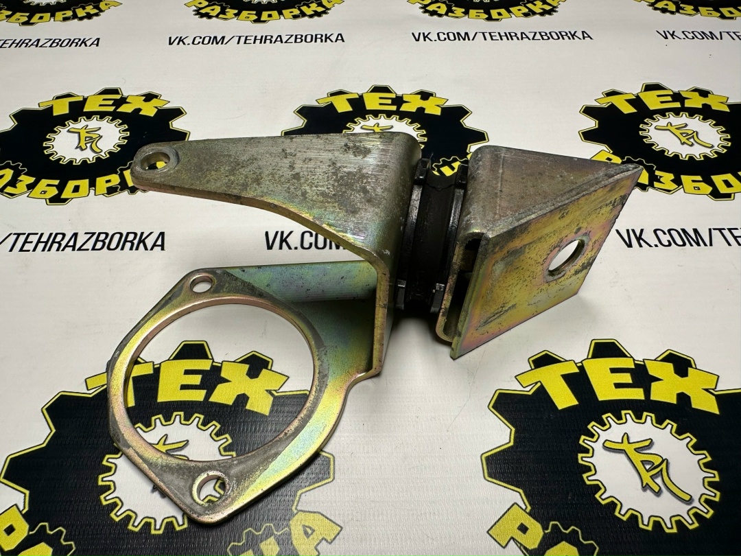 Крепление двигателя правое 8H8-21429-01-00 — фото 1
